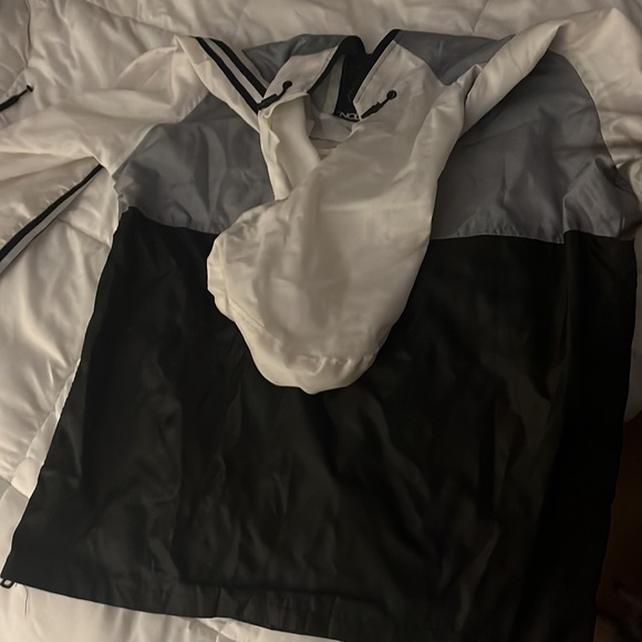 Generic brand windbreaker - Black, White, and Gray - Size M - Picture 5 of 5